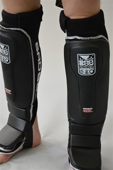 Защита голени Bad Boy MMA Shin Guard Pro Gel - на ногах