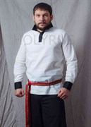 Рубаха Holyrus белая с черными манжетами и воротом стойка - вид спереди с поясом