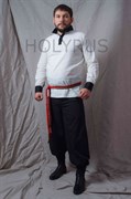 Рубаха Holyrus белая с черными манжетами и воротом стойка - вид спереди с поясом в полный рост