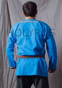 Рубаха Holyrus с декоративной нашивкой голубая - вид сзади с поясом