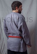 Рубаха Holyrus с декоративной нашивкой серая - вид сзади в полоборота