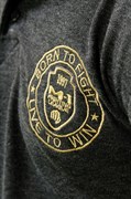 Футболка поло Лого темно-серая - вид спереди рисунок