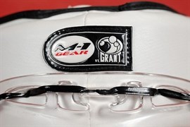 Шлем кожаный для тренировок с защитой - логотип на лобной части