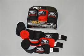 Упаковка бинтов Bad Boy MMA Hand Wrap - бинты развернуты рядом с упаковкой