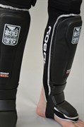 Защита голени Bad Boy MMA Shin Guard Pro Gel - на левой ноге