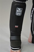Защита голени Bad Boy MMA Shin Guard Pro Gel - на правой ноге