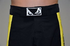 Шорты  Bad Boy Strike черно-желтые - логотип на поясе